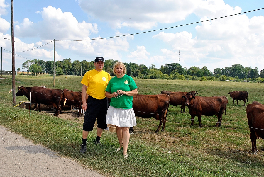 Jānis Tamanis un Elena Guša pie genofonda ganāmpulka.
Autors: Ruta Keiša