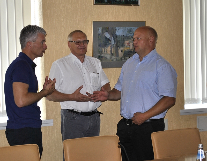 Autotransporta direkcijas valdes priekšsēdētājs Kristiāns Godiņš (no kreisās) sarunā ar Rundāles novada domes priekšsēdētāju Aivaru Okmani un Bauskas autoostas vadītāju Jāni Kļaviņu.
Autors: Vilnis Auzāns