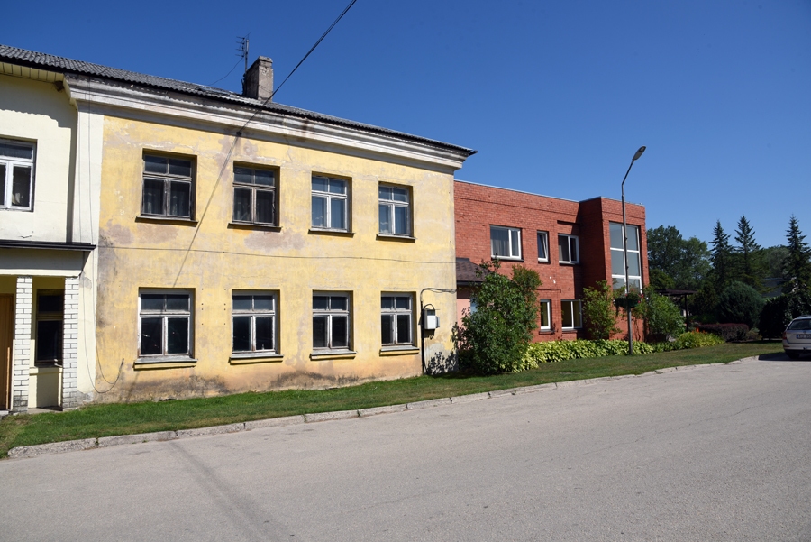 Vecumnieku novada domes ēkai (labajā pusē) plānots pievienot blakus esošo dzīvojamo namu un izveidot kabinetus administrācijai.
Autors: Uldis Varnevičs