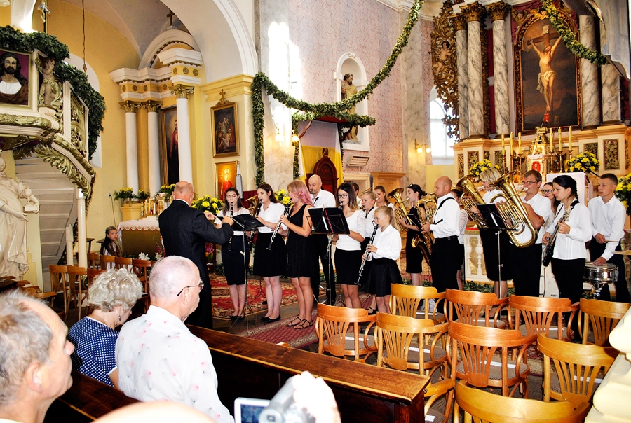 Skaistkalnes pūtēju orķestris Kanepenē, kā ierasts, muzicē vietējā dievnamā.