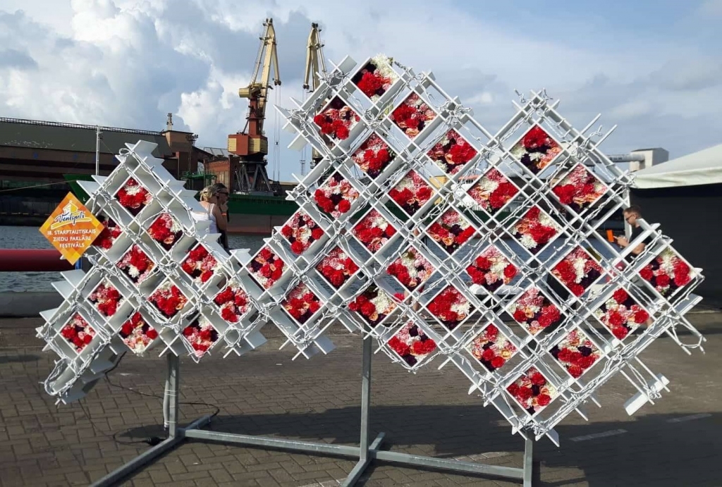 Īpašu ziedu rotas sveicienu Latvijas simtgadei bija sagatavojusi arī Ventspils pilsēta. Instalācija 