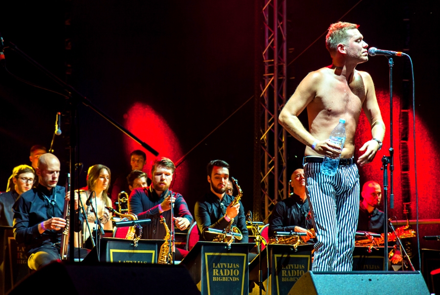 Ralfs Eilands – festivāla «Bauska TASTE» spēcīgākā muzikālā personība – kopā ar Latvijas Radio bigbendu.
Autors: Ģirts Donerblics