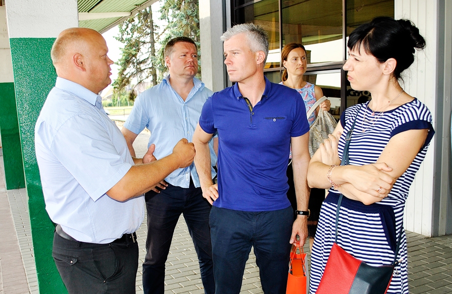 Autotransporta direkcijas valdes priekšsēdētājs Kristiāns Godiņš (otrais no labās) uzteic Jāni Kļaviņu (no kreisās) par ieguldīto darbu Bauskas autoostas uzturēšanā labā tehniskā stāvoklī.
Autors: Vilnis Auzāns