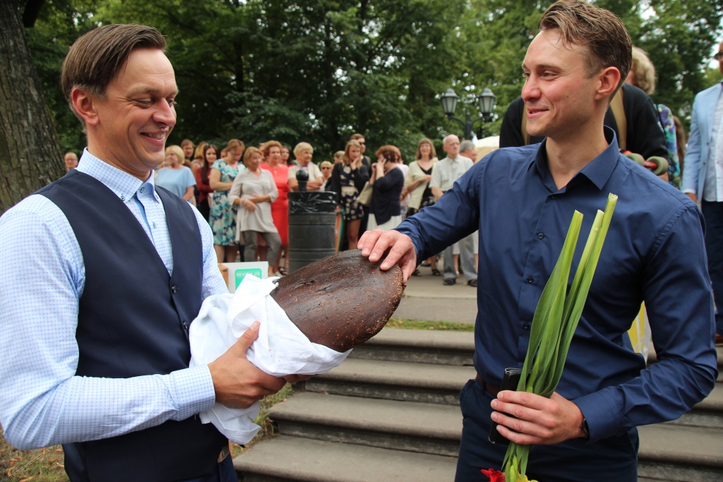 Nacionālā teātra vadītājs Jānis Vimba (no kreisās) vēl spēku kolektīva jaunpienācējam Jēkabam Reinim. Viņam tas būs nepieciešams, atveidojot Ulda lomu iestudējumā «Pūt, vējiņi!».
Autors: Ingrīda Punka