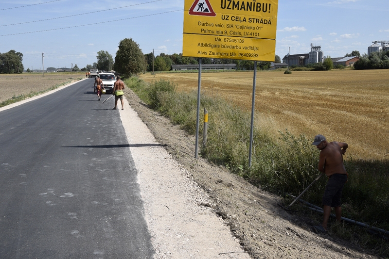 SIA «Ceļinieks 01» strādnieki veic pēdējos darbus ceļā A7–Rotkalni Codes pagastā.
Autors: Ivars Bogdanovs