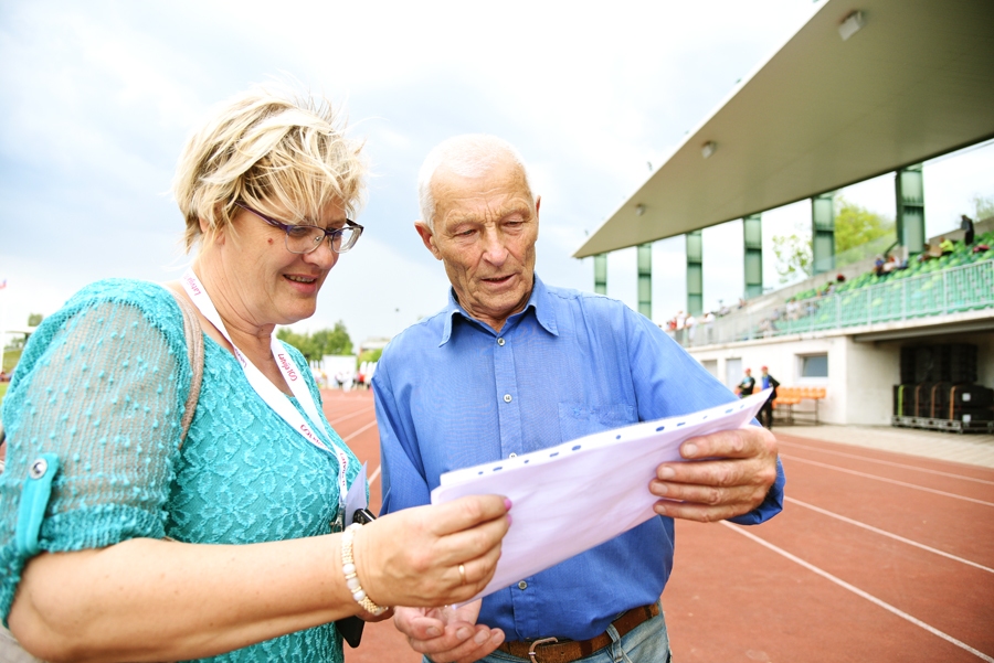 Inga Ūbele un Jānis Buks pirms diviem mēnešiem pētīja, kādi rezultāti mūsu sportistiem ir Latvijas sporta veterānu un senioru sporta spēlēs. Tagad mūsējie centīsies panākumus gūt mājās.
Autors: no «Bauskas Dzīves» arhīva