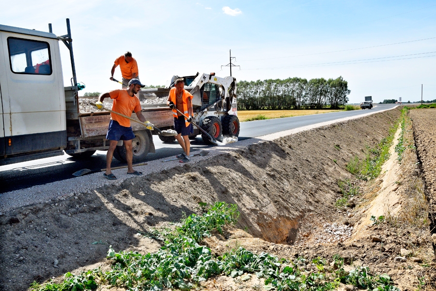 SIA «Ceļinieks 01» strādnieki veic pēdējos darbus ceļā A7–Rotkalni Codes pagastā.
Autors: Ivars Bogdanovs