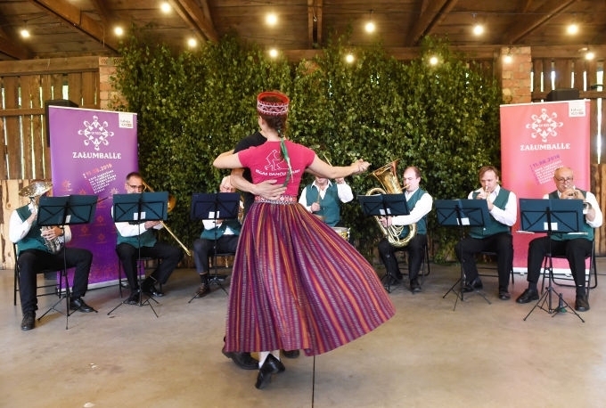 Kultūras ministrijas Latvijas valsts simtgades biroja rīkotais Simtgades zaļumballes ieskandināšanas pasākums Latvijas Universitātes Botāniskajā dārzā.
Autors: Publicitātes foto.