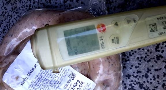 Karstais laiks apdraud arī pārtikas drošību. Izbraukuma tirdzniecībā Kurmenē PVD inspektori konstatētja, ka cūkgaļas kupāti tiek tirgoti +30 grādu temperatūrā bez aukstumiekārtas.
Autors: No PVD arhīva.