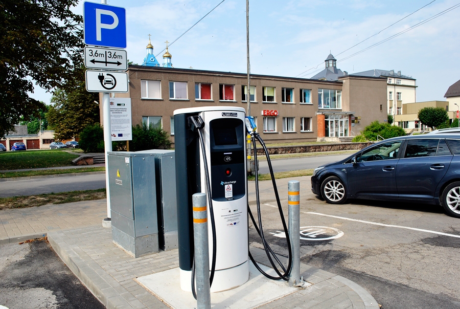 Elektrouzlādes stacija Bauskā iekārtota, bet lietotāju tai nav.
Autors: Vilnis Auzāns