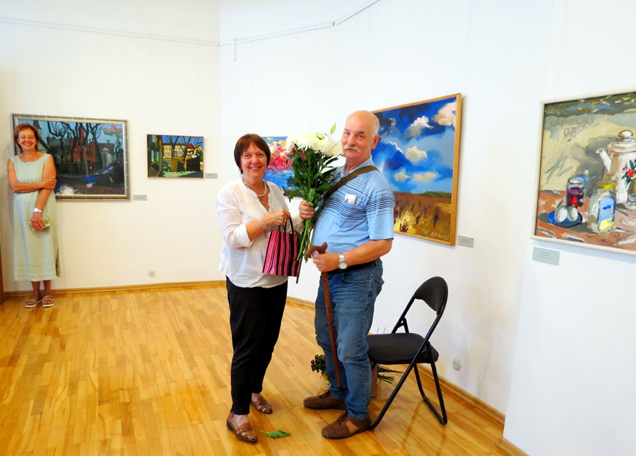 Izstādes atklāšanā Bauskas muzejā gleznotāja Tatjana Paļčuka-Rikāne un viņas studiju biedrs Alberts Francisks Pauliņš.
Autors: Pēteris Rikāns