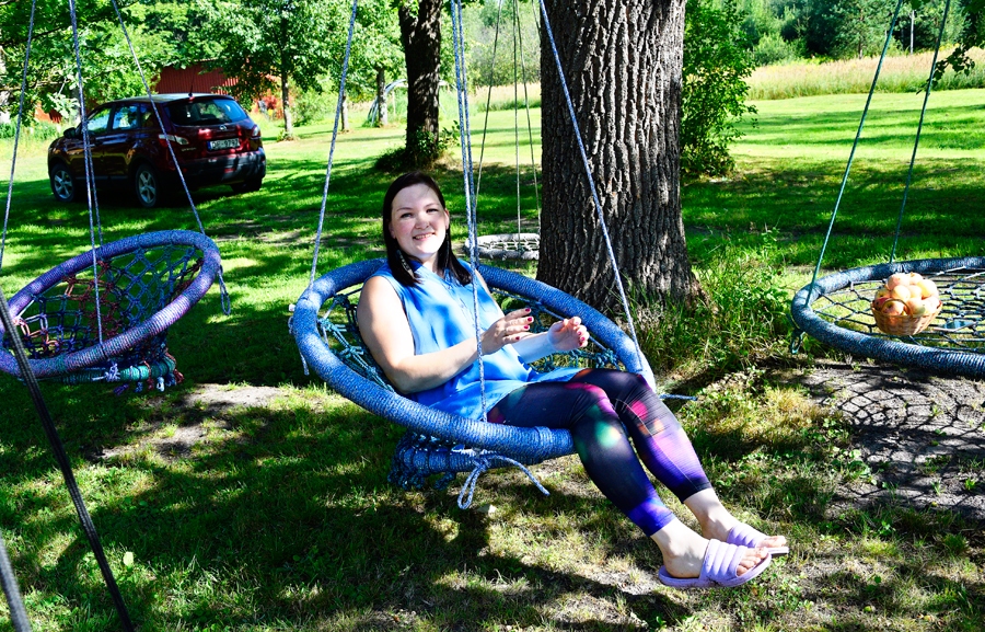 Baiba Tērauda šūpojas pašas darinātajā šūpuļkrēslā savas mājas ozola paēnā.
Autors: Ivars Bogdanovs