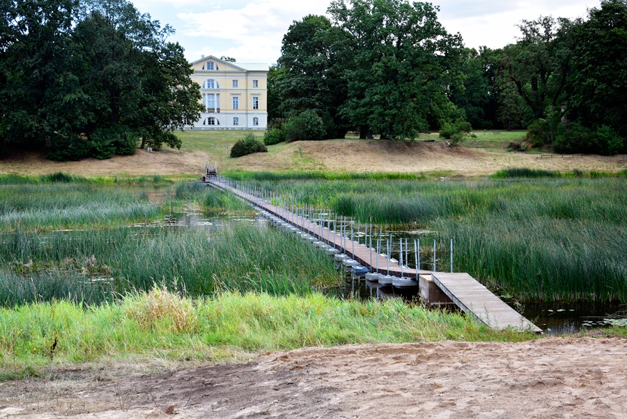 Lielupē pie Mežotnes uz atjaunotajiem pontoniem ieguldīts ilgi gaidītais tiltiņš.
Autors: Ivars Bogdanovs