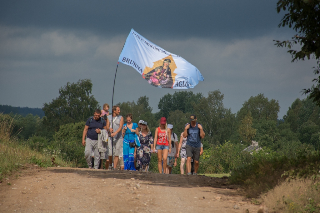 Līdz ar svelmi 31. jūlijā no Dāviņu pagasta Bruknas izgāja vairāk nekā astoņdesmit svētceļnieku, lai mērotu 212 kilometru līdz Aglonai.
Autors: No albuma.