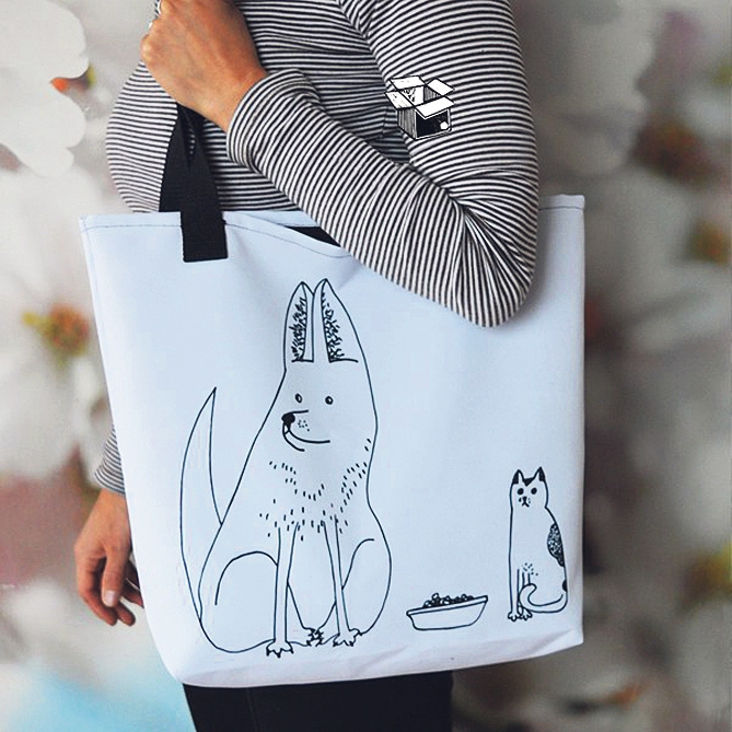 Ar dizainu. Auduma maisiņi un somas mūsdienās kļuvuši arī par izpausmes veidu māksliniekiem.  Apmeklējot dažādus tirdziņus vai pasērfojot internetā, iespējams atrast īpaši dizainētus, kas kalpos ne tikai praktiskiem mērķiem, bet arī kā jūsu stila akcents.