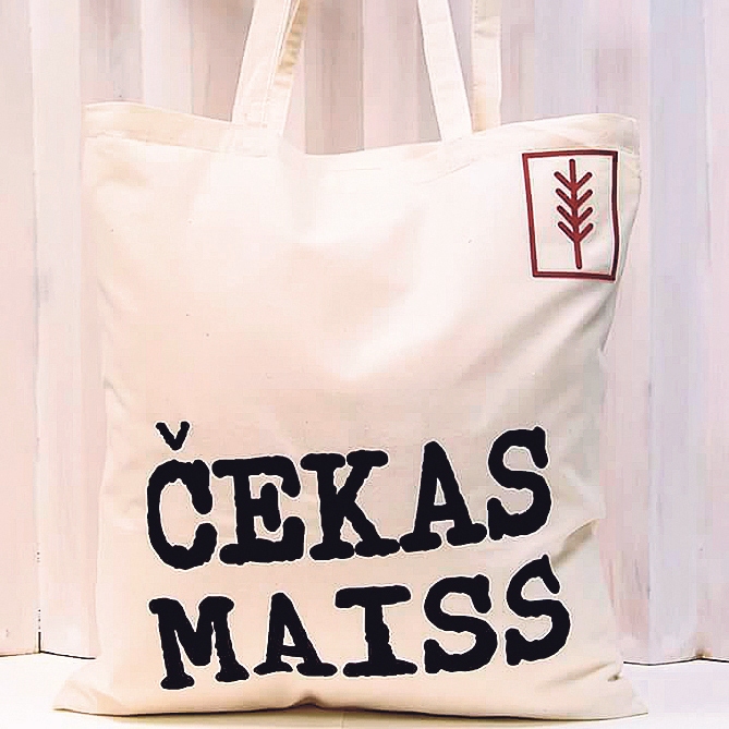 Ar pārliecību. Maisiņš var kļūt par jūsu politiskās, idejiskās un filozofiskās domas nesēju, piemēram, izmantojot Zemgales NVO centra sarūpēto «Čekas maisu».
Autors: shop.metradrulle.lv