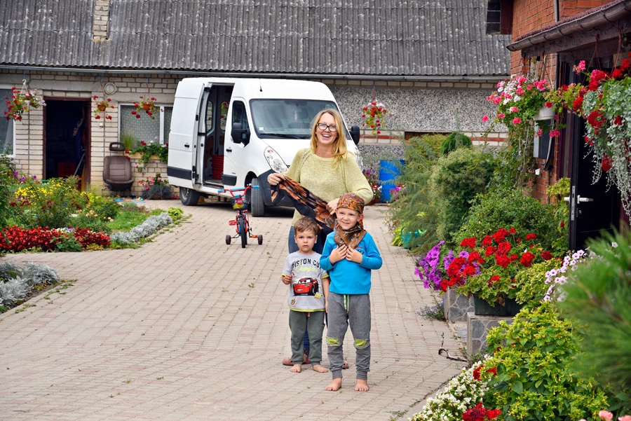 «Pakalnu» mājas iedzīvotāja Liene kopā ar bērniem poš sētu un piepilda to ar dzīvesprieku.
Autors: Ivars Bogdanovs