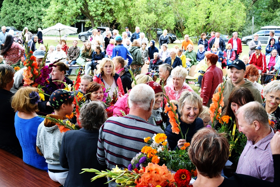 Skatītāji patikšanu un prieku pauda, sveicot aktierus ar ziediem.
Autors: Žanna Zālīte