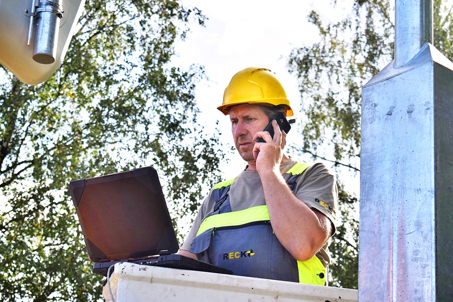 Dzintars Čirkšis, SIA «Reck» elektromontieris, veicis iekārtas uzstādīšanu.
Autors: Žanna Zālīte