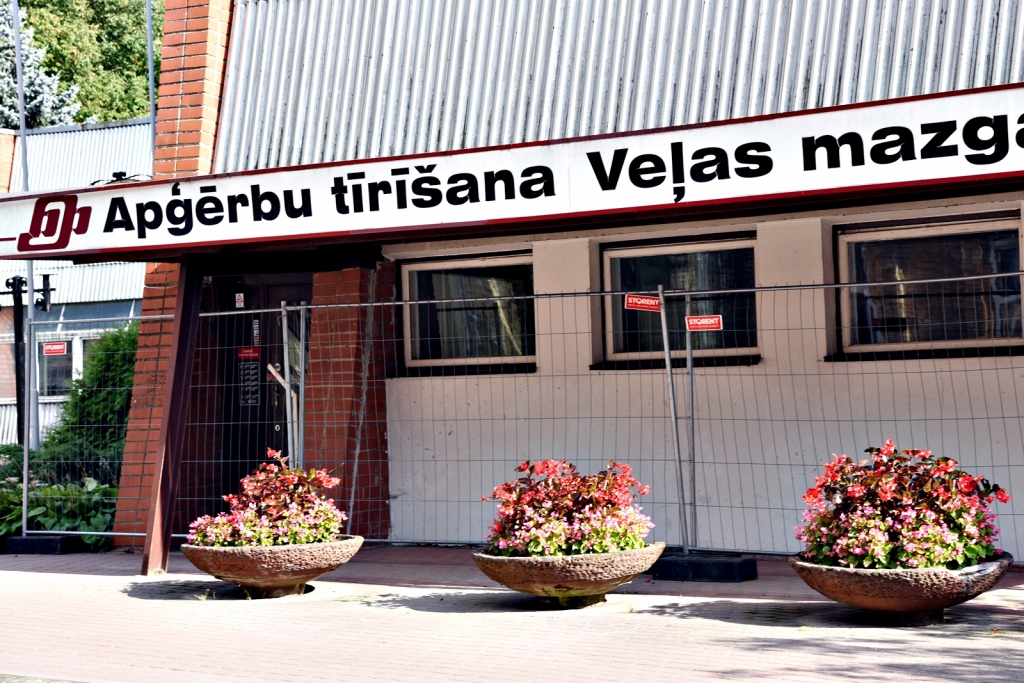 Piektdien, 17.augustā, ieeja veļas cehā bloķēta ar sētu, klientiem neizsniedz tīrīšanai nodoto veļu un apģērbus.
Autors: Uldis Varnevičs