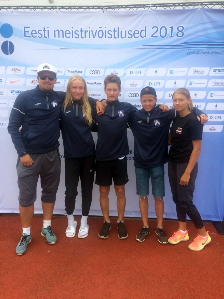 Bauskas novada Bērnu un jaunatnes sporta skolas komanda Rakverē – Raivis Maķevics (no kreisās), jauniešu treneris, Gerda Kerija Dreimane, Arvis Sūna, Andris Skadiņš un Amanda Savicka.
Autors: Solvita Dzilnava