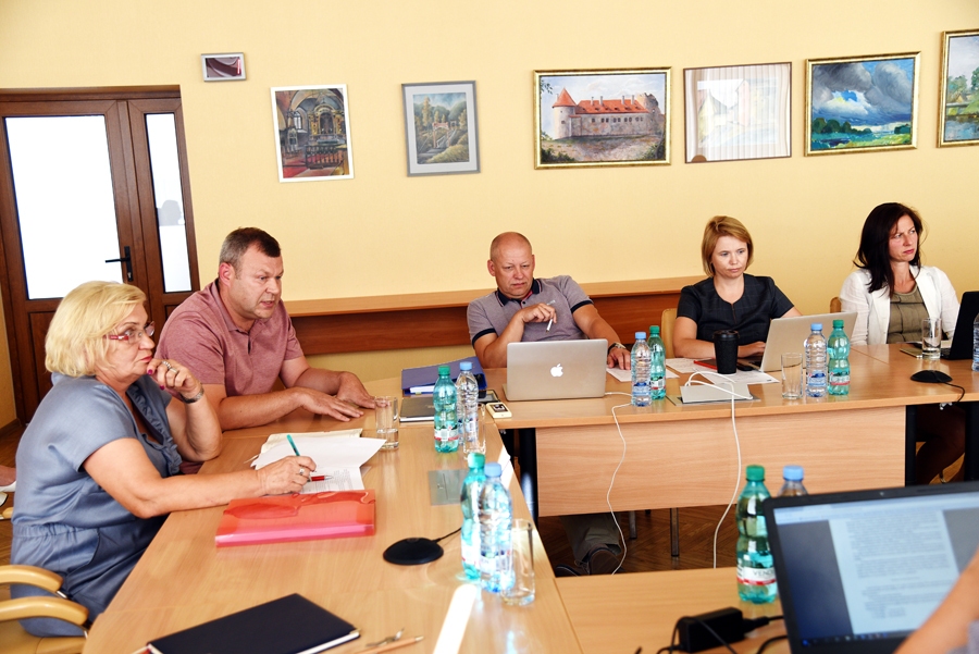 Domes ārkārtas sēdē. Biruta Grantiņa (no kreisās) un Rolands Orlovskis atbildēja uz Bauskas novada domes opozīcijas jautājumiem par papildu finansējumu sporta halles būvei.
Autors: Uldis Varnevičs