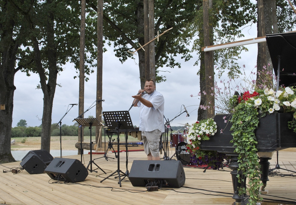 Sanākušos uzrunā priesteris Andrejs Mediņš.
Autors: Vilnis Auzāns