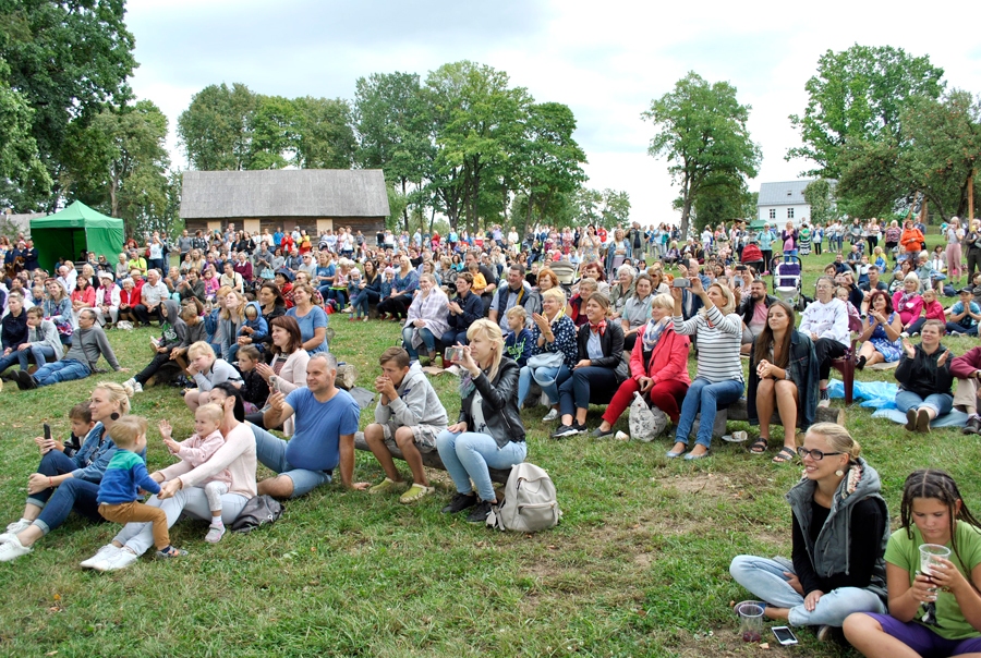 Vairāki simti klausītāju sasēduši Bārbeles skolas dārzā.
Autors: Vilnis Auzāns