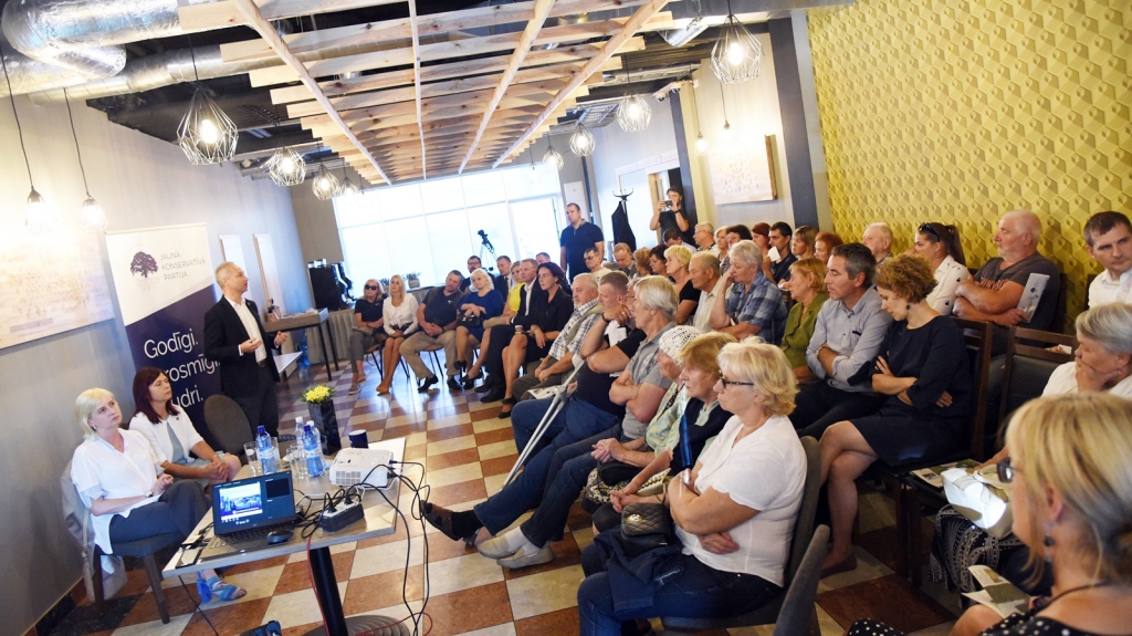 Otro publiski plaši izsludināto tikšanos ar vēlētājiem Bauskā rīkoja Jaunā konservatīvā partija. Tā notika Bauskas «Rixwell» viesnīcā. Uz to ieradās vairāk nekā pussimts apmeklētāju.
Autors: Uldis Varnevičs