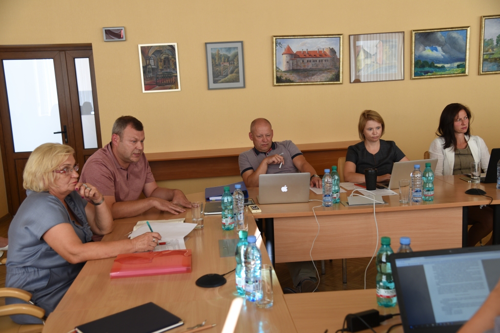 Domes ārkārtas sēdē. Biruta Grantiņa (no kreisās) un Rolands Orlovskis atbildēja uz Bauskas novada domes opozīcijas jautājumiem par papildu finansējumu sporta halles būvei.
Autors: Uldis Varnevičs