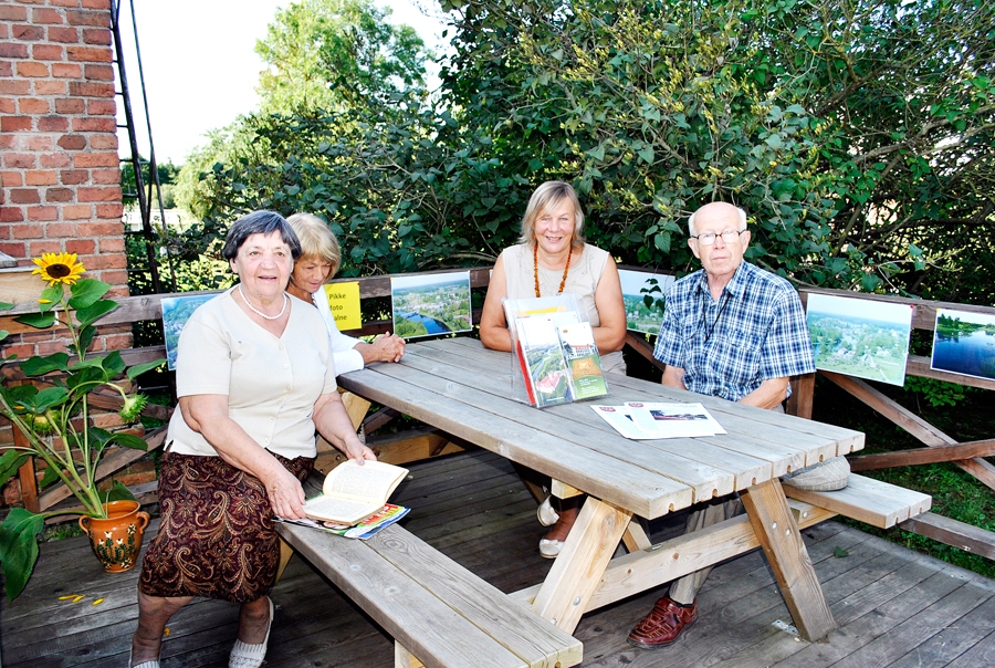 Skaistkalnes bibliotēkas vasaras terasē Brigita Eihmane (no kreisās), Mārīte Dābola, Daiga Jakuška un Jānis Vītoliņš.
Autors: Māris Krūmiņš