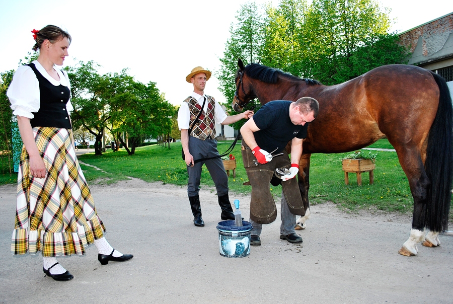 Kalējs Gints Roze neatsaka dalību dažādos publiskos izklaides pasākumos. Pērn maijā viņš piedalījās Muzeju nakts aktivitātēs Iecavā, kur kalēja darbošanās guva apmeklētāju interesi.
Autors: Vilnis Auzāns