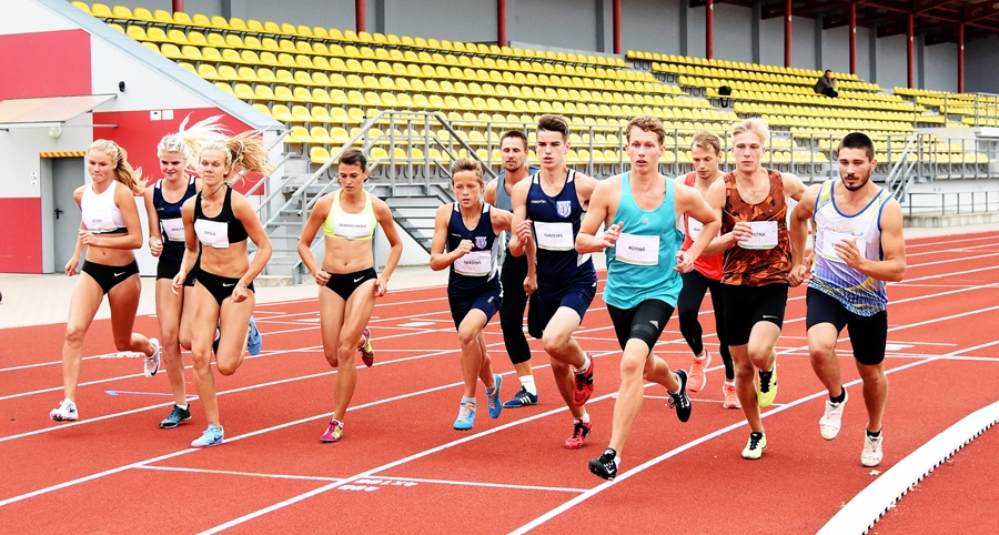 «Tumšās daudzcīņas» dalībnieki dodas pēdējā distancē – 800 metru skrējienā.
Autors: Uldis Varnevičs