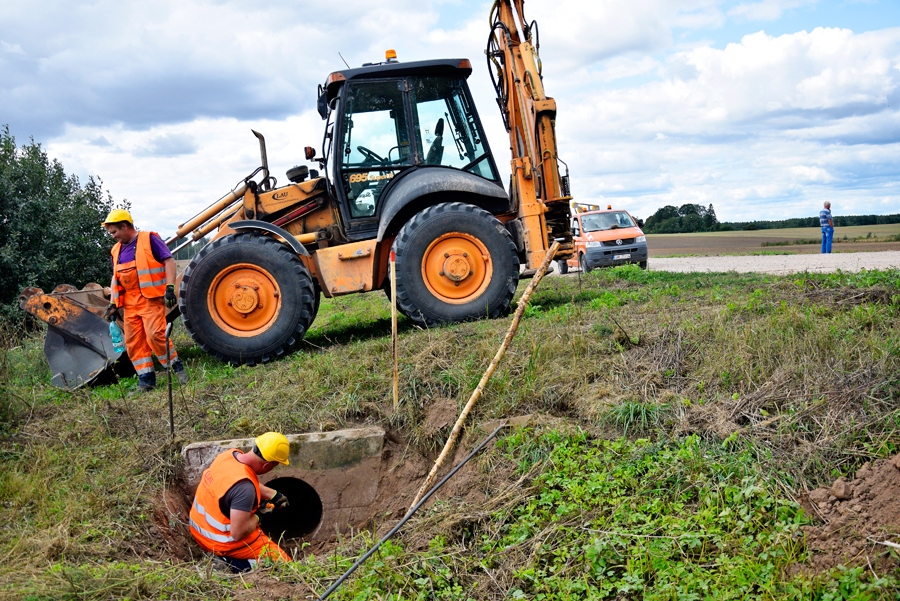 Ceļa posmā Dāliņi–Garoza–Lāči strādā LAU Jelgavas ceļu rajona Dobeles nodaļas vīri.
Autors: Ivars Bogdanovs