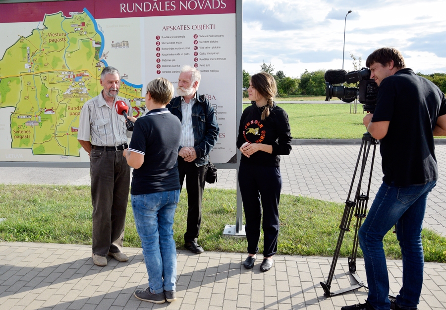 Rundālieši Zigurds Gustiņš (no kreisās), Vilnis Līdaka un Erna Poča diskutē par gaidāmajām Saeimas vēlēšanām.
Autors: Ivars Bogdanovs