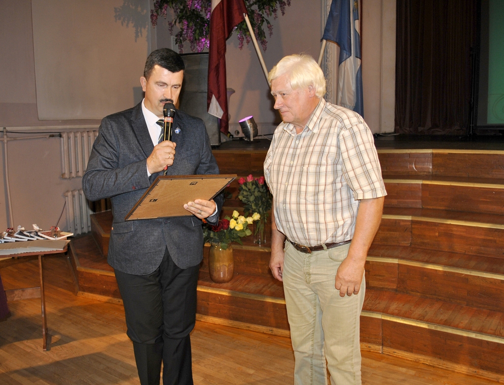 Bauskas novada apbalvojumu – Goda rakstu domes priekšsēdētājs Arnolds Jātnieks pasniedz Bauskas Valsts ģimnāzijas bijušajam pedagogam Valdim Žeikaram.
Autors: Vilnis Auzāns