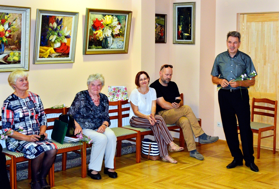 Izstādes atklāšana. Rudīte Urbacāne (no kreisās), Velga Kince un Zigfrīds Grīnpauks (stāv) ir pētījuši novadnieka gleznotāja Mārtiņa Štrovalda dzīvi un daiļradi. Ar šiem materiāliem viņi iepazīstināja M. Štrovalda izstādes apmeklētājus Bārbeles bibliotēkā.
Autors: Māris Krūmiņš