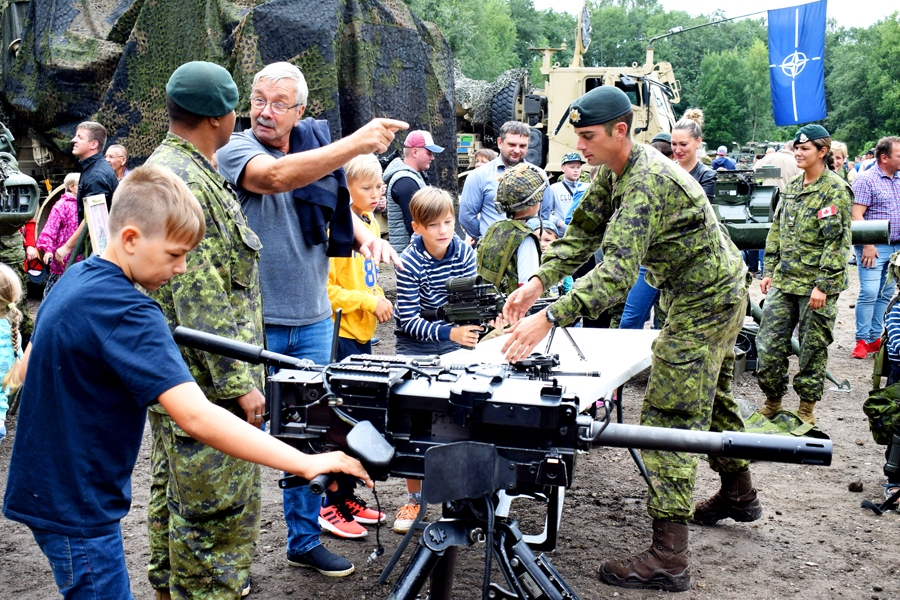 Jānis Kovals seniors izmantoja iespēju aprunāties ar sabiedrotajiem no Kanādas.
Autors: Žanna Zālīte