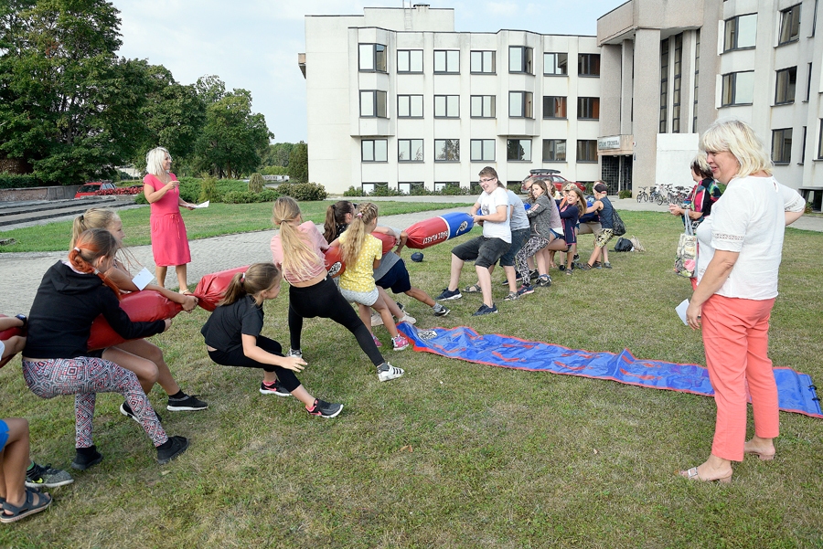 Bērni iesaistījās vairākās sportiskās aktivitātēs, arī virves vilkšanā.
Autors: Ivars Bogdanovs