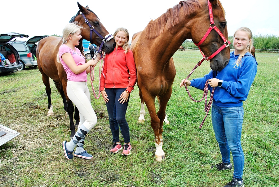 Jāšanas sporta kluba «Lejnieki» dalībnieces Kristiāna Kļaviņa (no kreisās), Jasmīna Āne un Paula Kļaviņa ar saviem mīluļiem.
Autors: Vilnis Auzāns