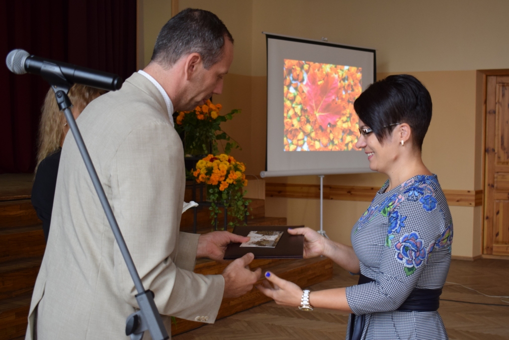 Dacei Rozenbergai, Vecumnieku mūzikas un mākslas skolas pedagoģei, Atzinības rakstu par mērķtiecīgu un radošu ieguldījumu skolēnu muzikālajā attīstībā, veicinot novada pazīstamību, pasniedz novada domes priekšsēdētāja vietnieks Jānis Kovals.
Autors: Žanna Zālīte