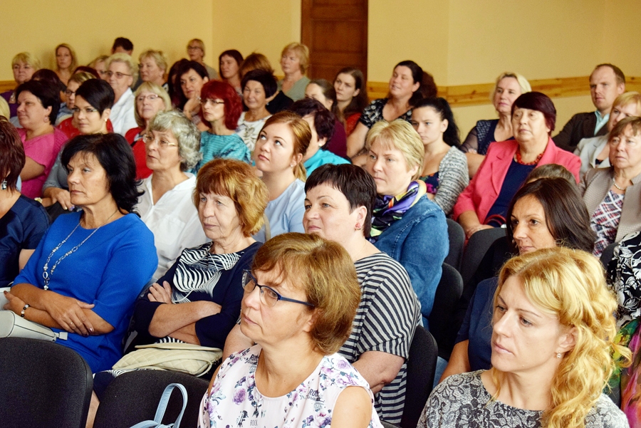 Skolotāju konferenci apmeklēja Vecumnieku novada un Neretas novada Mazzalves pamatskolas izglītības darbinieki.
Autors: Žanna Zālīte