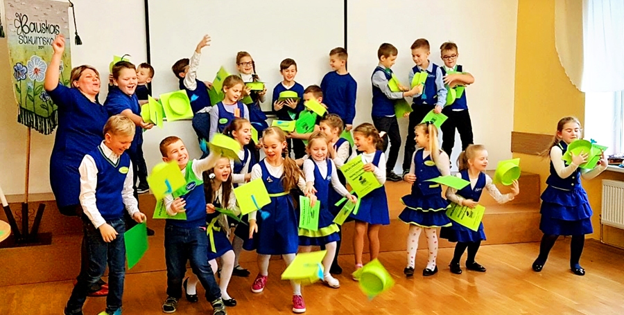 Skolotāja Līga Bajāre kopā ar savu klasi Bauskas sākumskolā iepriekšējā mācību gada simtajā dienā.
Autors: no albuma