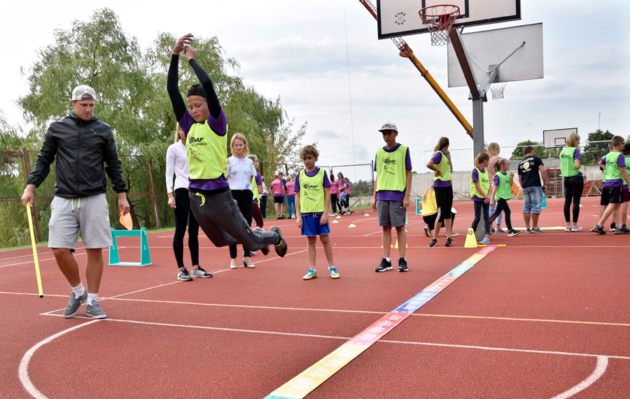 Vietējie sportisti sniedz paraugdemonstrējumus vieglatlētikā.
Autors: Ivars Bogdanovs