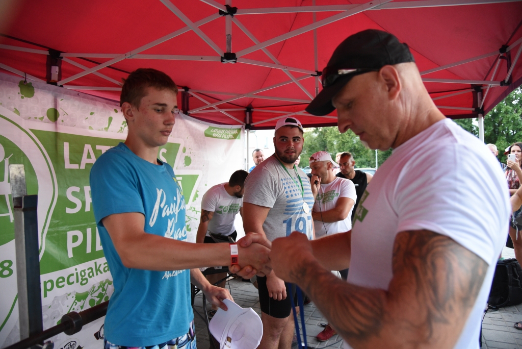 Raivo Širvi (no kreisās) Bauskā sveic Felikss Žieds.
Autors: no «Bauskas Dzīves» arhīva