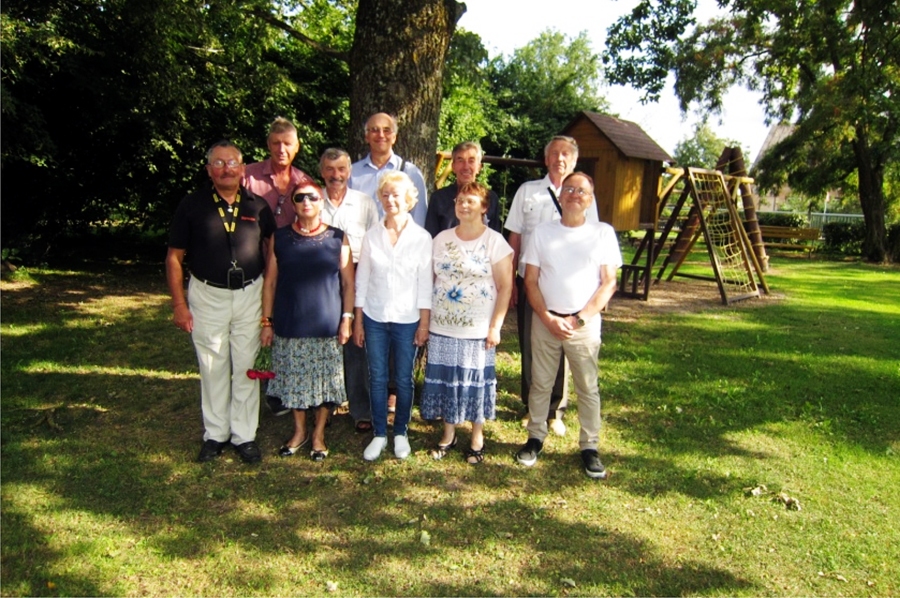 Iecavā 2018. gada 17. augustā, bijušie klasesbiedri tiekoties skolas bērzu birztalā un pie ozola, kas stādīts pirms pusgadsimta un aprūpēts un saudzēts pieņemas un zaļo nākamajām paaudzēm. Zem ozola, to stādot, tika ierakta kapsula ar vēstījumu nākotnei.
Autors: no Ivara Šmita albuma