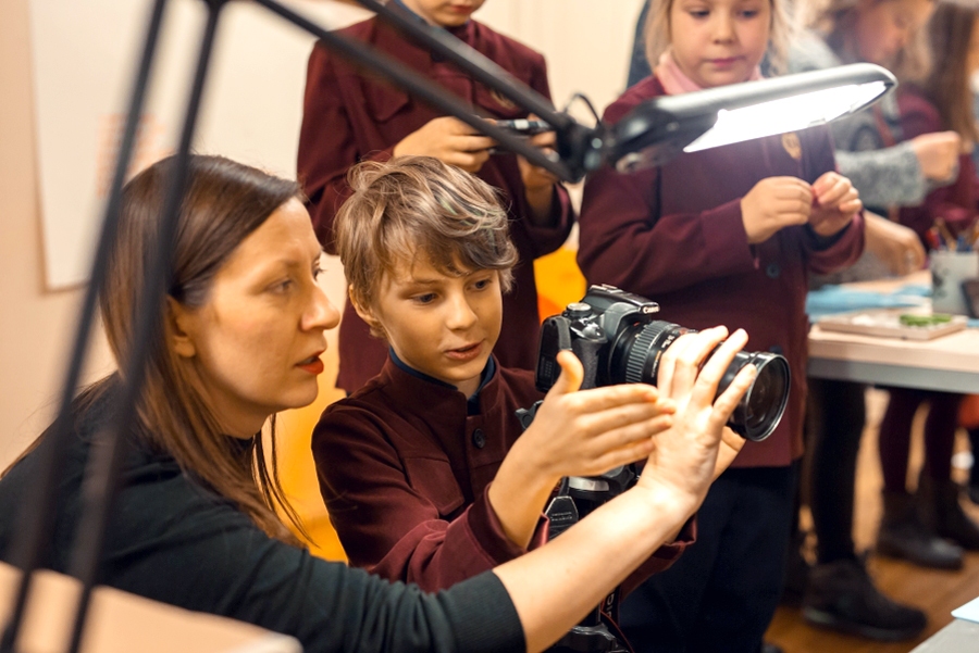 Izglītības programmu kuratore Maija Mackus (no kreisās) muzejā vada praktisku nodarbību bērniem.
Autors: no Latvijas Nacionālā mākslas muzeja arhīva