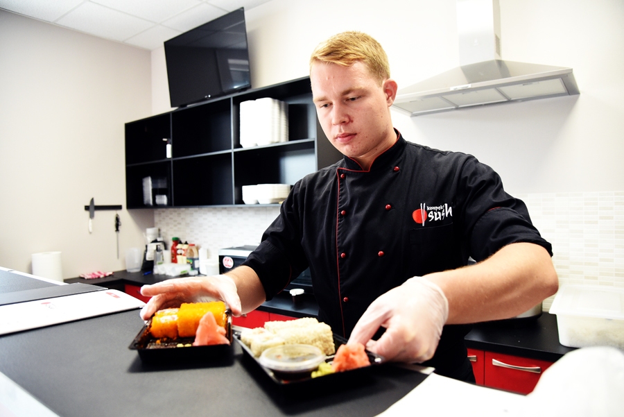 Eduards Buiko uzsver, ka ļoti svarīgi, lai suši būtu svaigi.
Autors: Uldis Varnevičs