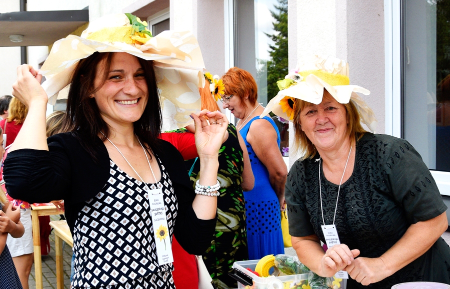 Skolotāja Irina Dmitrijeva (no kreisās) priecīga par jauno papīra cepuri, kuru viņai palīdzēja izgatavot Rasma Trubača.
Autors: Ivars Bogdanovs