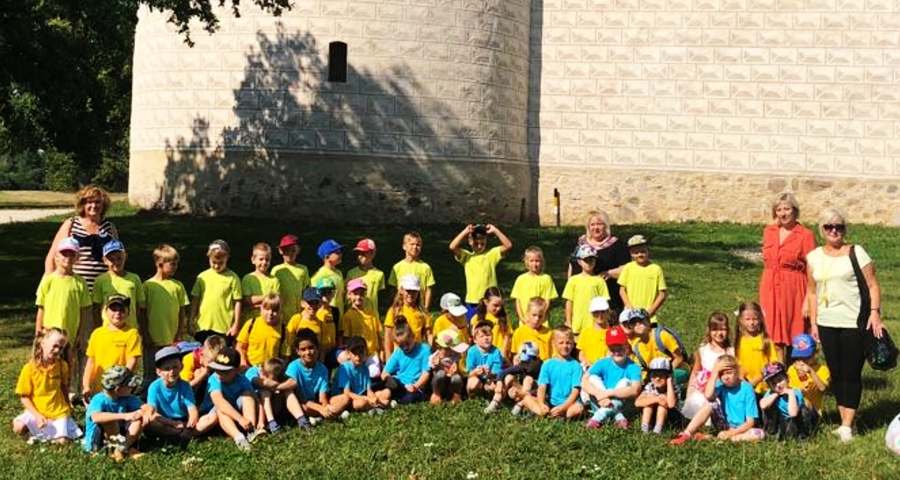 Bauskas 2. vidusskolas pirmklasnieki nometnē «Taurenītis».
Autors: no albuma